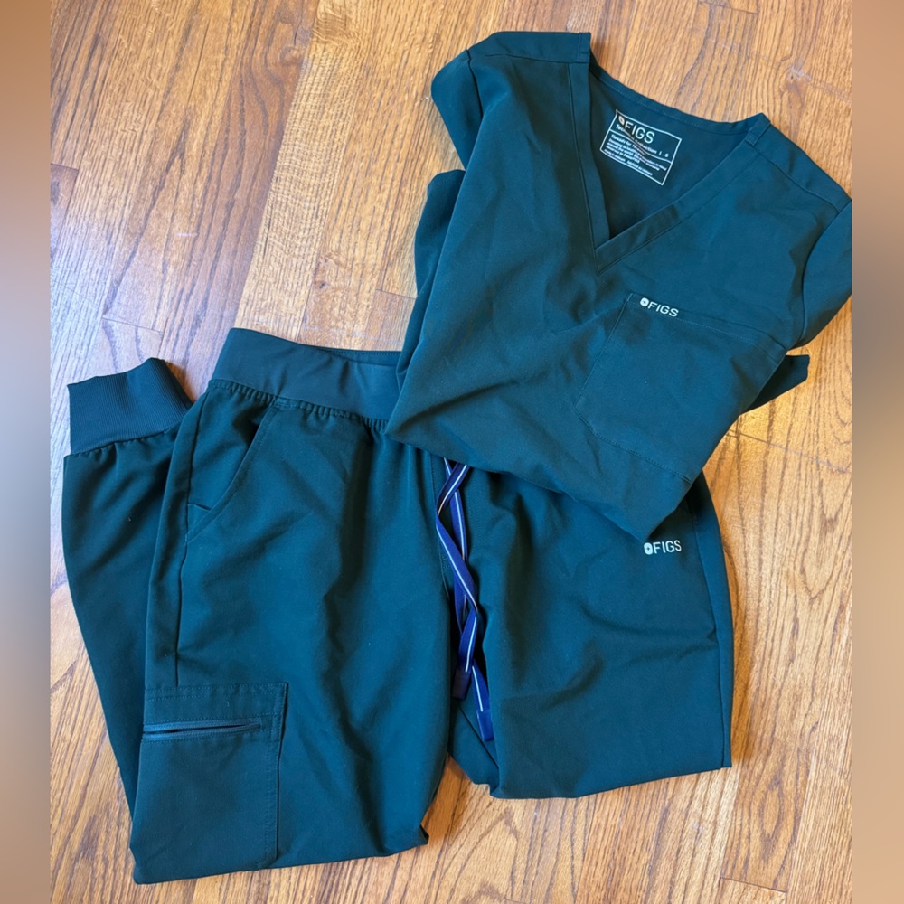 FIGS Hunter Green Scrub Ensemble